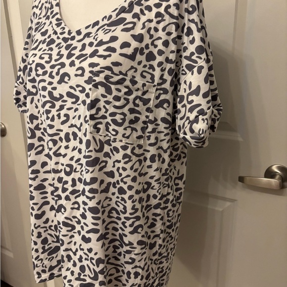 Cheetah Print grey and white v-neck tee size XL - Picture 6 of 8